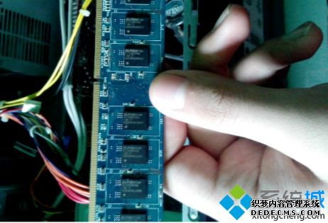 新装电脑显示器无信号怎么办_新组装机显示器无信号怎么解决