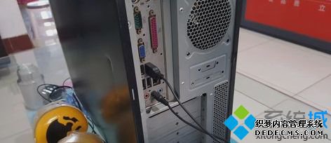 音箱插电脑哪个孔_电脑怎样连接音响